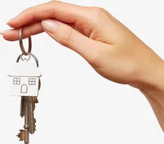 手拿房屋图案钥匙免抠