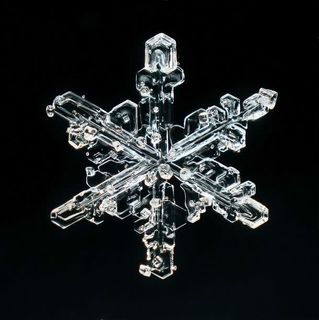 透明的冰晶雪花素材免抠