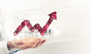 双手捧着红色齿轮组合箭头曲线背景素材高清