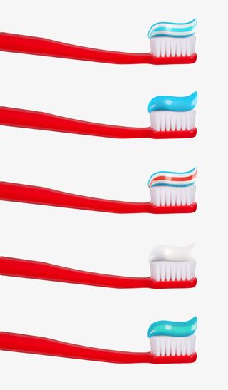 三个挤了牙膏的红色牙刷实物免抠