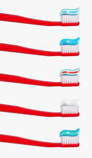 三个挤了牙膏的红色牙刷实物免抠