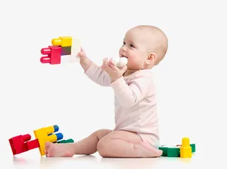 玩玩具的宝宝免抠