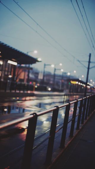 雨后车站围栏海报背景