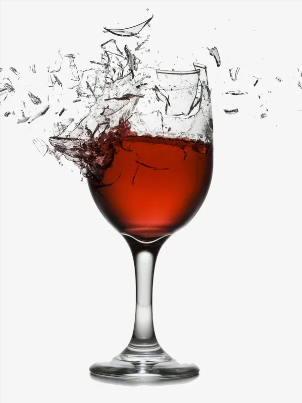 立体酒杯破碎效果免抠免抠