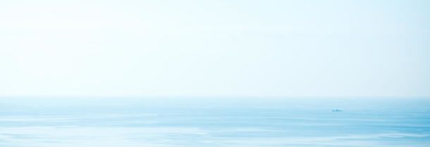 蓝色海面场景简约背景