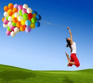 蓝天下拿着气球的人免抠