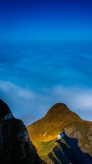 蓝色白云山峰景色手机端H5背景高清