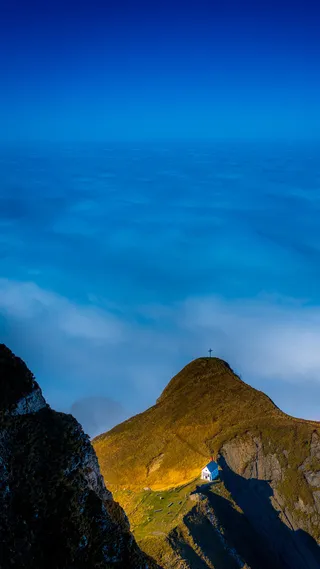 蓝色白云山峰景色手机端H5背景高清