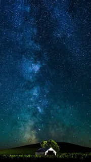 夜晚星空下的屋子高清