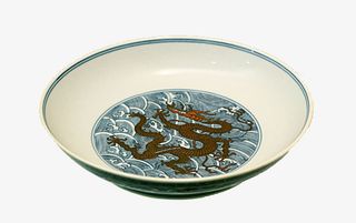 一个有着龙腾图案的盘子免抠