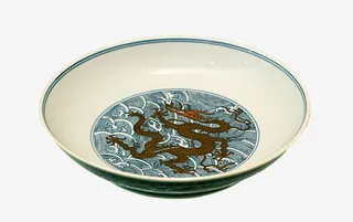 一个有着龙腾图案的盘子免抠