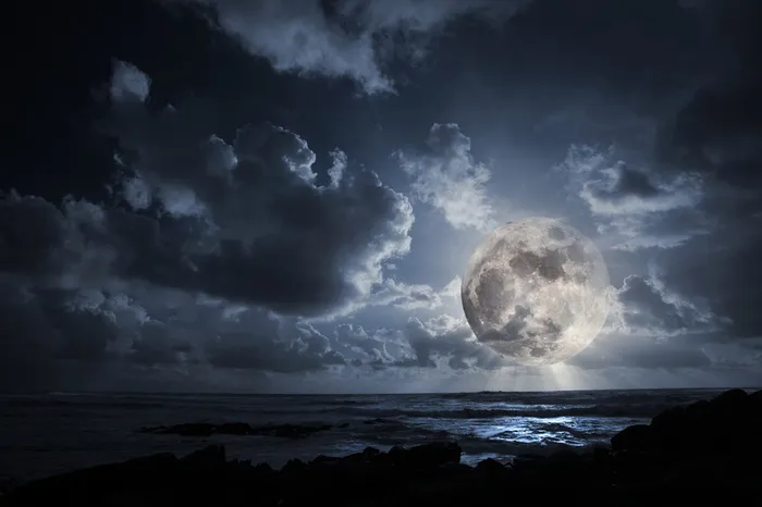 夜晚宁静海面 月光高清