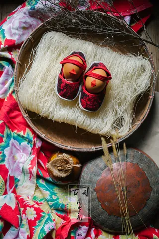 母亲亲手制作童鞋免抠