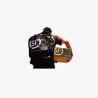 拿快递盒子的快递员免抠