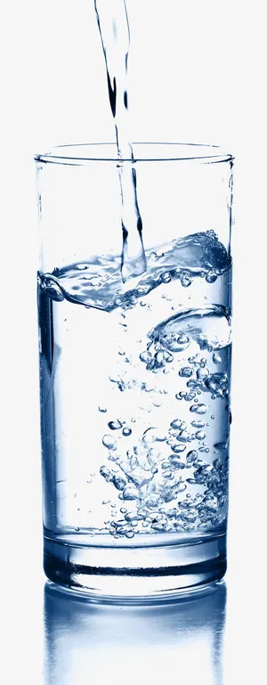 倒入水杯里的清澈的水免抠