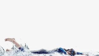 水里游泳的人免抠