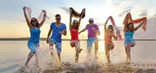 海滩玩耍的快乐青年高清图片高清