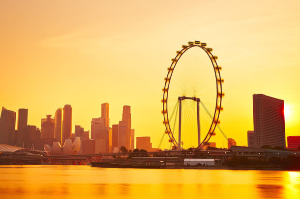 夕阳下巨大的摩天轮免抠
