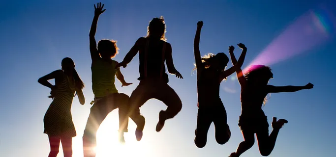 逆光跳跃人物剪影高清