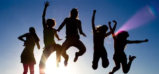 逆光跳跃人物剪影高清