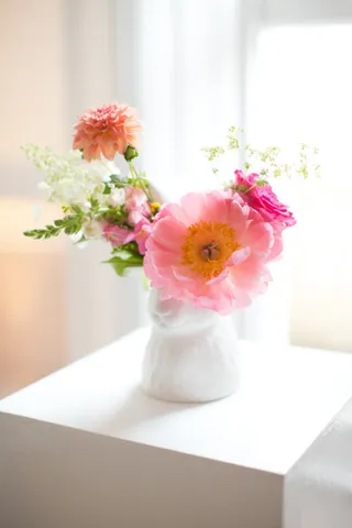 白色简约粉色花朵绿叶免抠