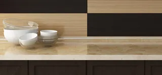 厨房置物架上的碗等餐具高清