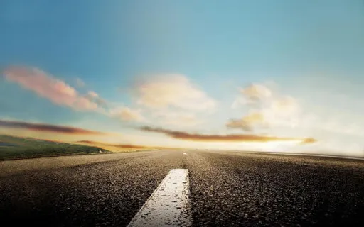 低角度蹲在马路拍天空免抠 低角度蹲在马路拍天空免抠