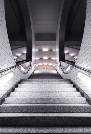 地铁圆形艺术楼梯免抠