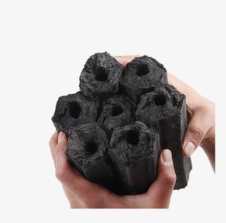 双手抱着的六角形木炭免抠