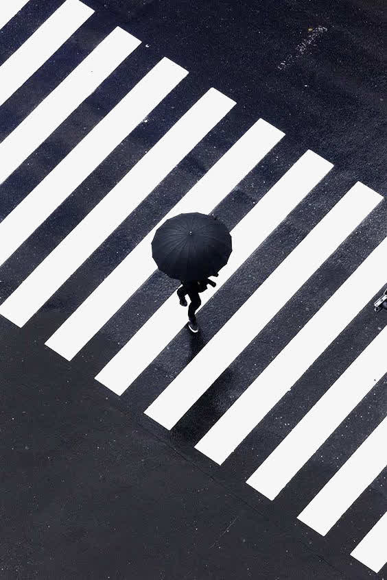 在雨中走斑马线的人免抠