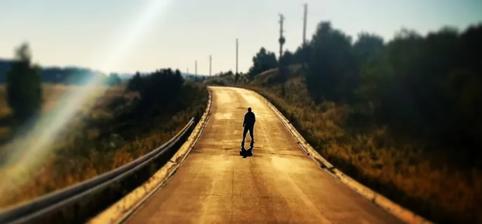 夕阳下马路上一个人孤独的背影banner背景高清