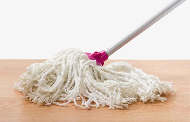 木板上的白色拖把清洁用品实物免抠