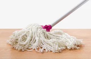 木板上的白色拖把清洁用品实物免抠