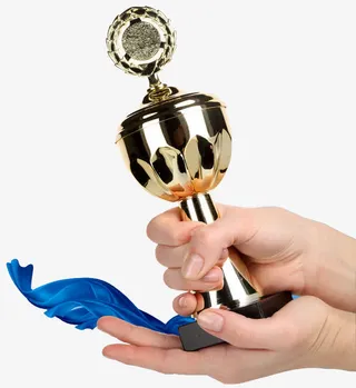手拿奖杯图片免抠