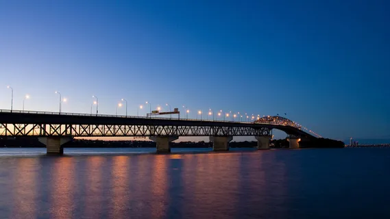 傍晚来临的大桥夜景高清 傍晚来临的大桥夜景高清