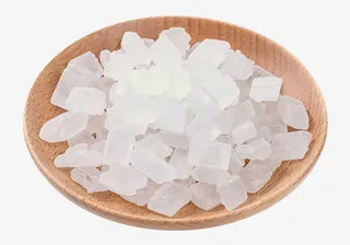 木盘子上的白色冰糖块免抠