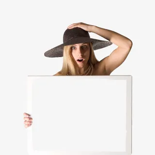 美女戴帽子手拿相框免抠