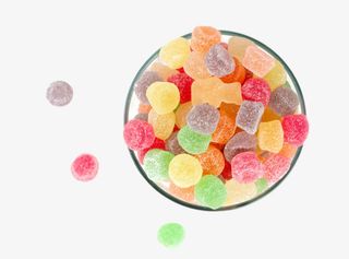 碟子上的彩色软糖果实物免抠