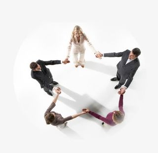 手牵手围成五角星的团队免抠