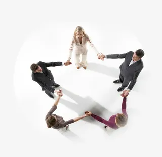 手牵手围成五角星的团队免抠