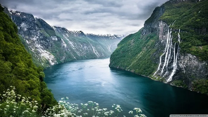 高山流水草地天空背景高清
