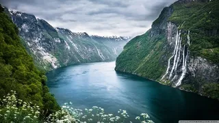 高山流水草地天空背景高清