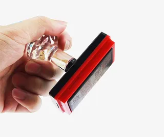 手拿着图章盖章动作图免抠