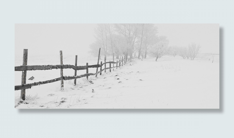木冬季的雪地和栅栏图片高清