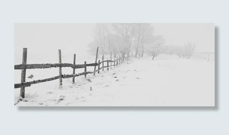 木冬季的雪地和栅栏图片高清