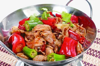 藤桌上的干锅肥肠免抠