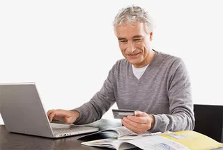 玩电脑的老人免抠