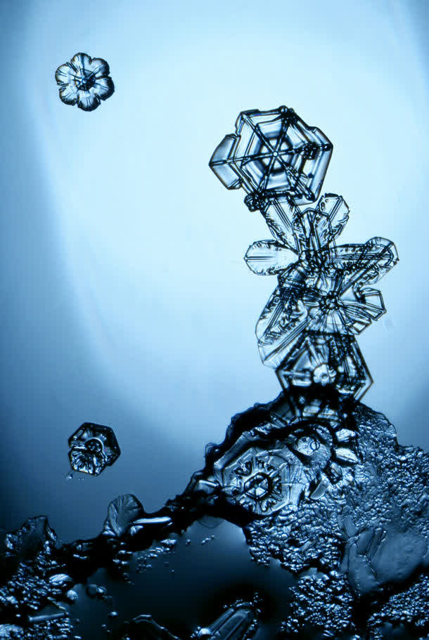 漫天飞舞的冰晶雪花免抠