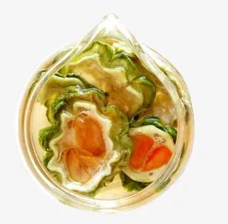 俯拍水里的苦瓜片免抠