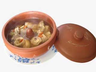 青花瓷白色盘子上带把手的红色砂免抠